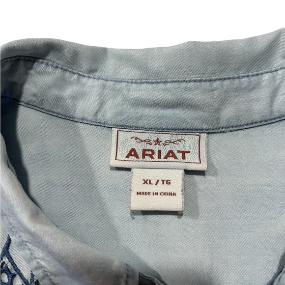 A very pretty Ariat shirt with intricate open stitch work on the front. - Picture 4 of 11